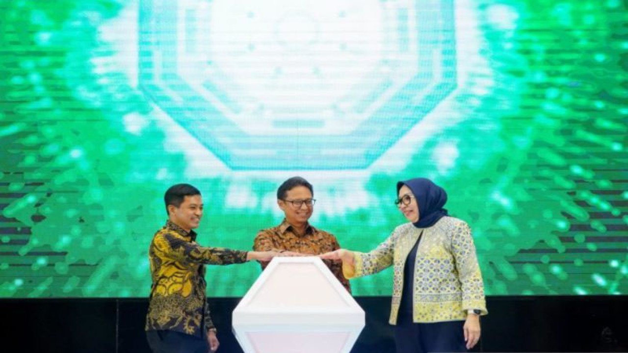 Menteri Kesehatan RI Budi Gunadi Sadikin (tengah). (ANTARA/HO-Kemenkes)