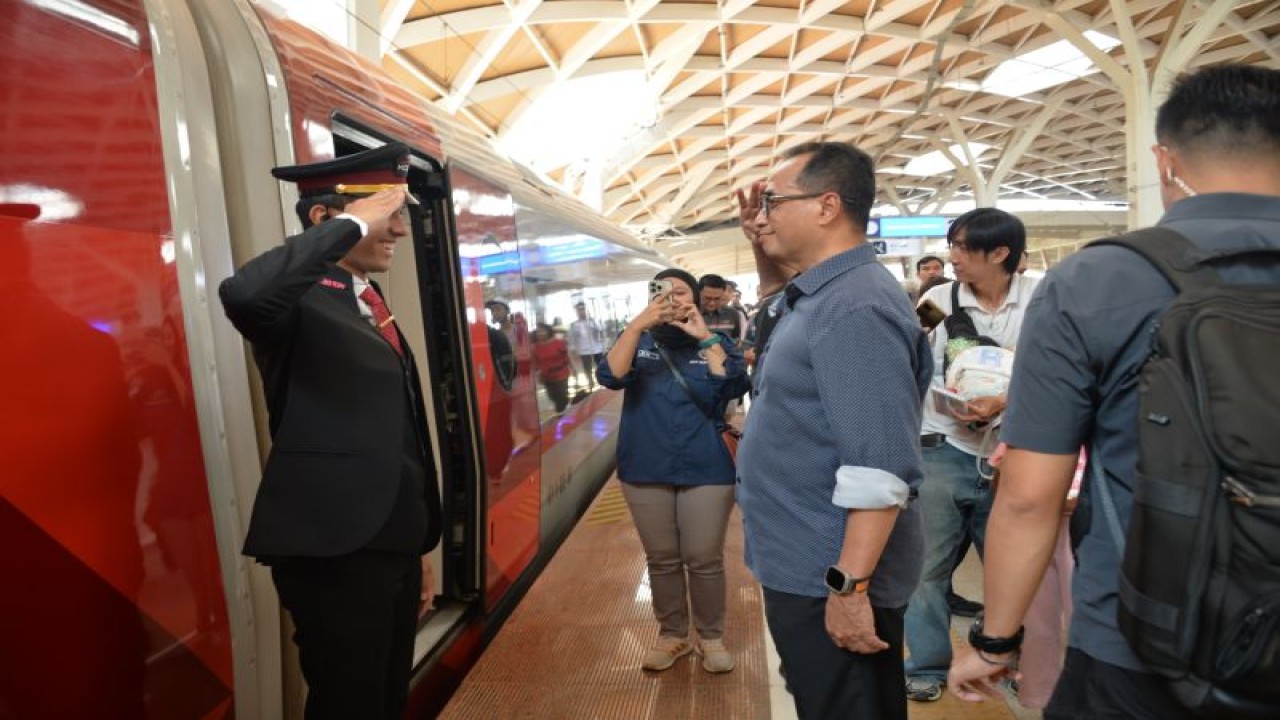 Menhub Budi Karya Sumadi (kanan) saat meninjau Stasiun Kereta Cepat Halim, Jakarta Timur, Minggu (19/11/2023). ANTARA/HO-BKIP Kemenhub