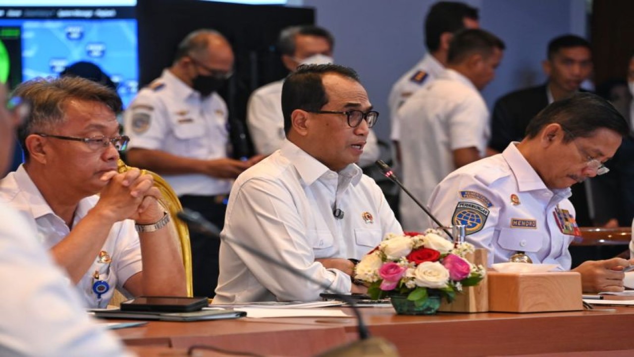 Menhub Budi Karya Sumadi (tengah). ANTARA/HO-BKIP Kemenhub