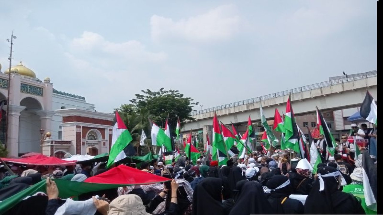 Bujang Gadis Kesehatan Kota Palembang mengantisipasi dehidrasi peserta aksi solidaritas Palestina di Kota Palembang, Jumat (3/11/2023). (ANTARA/ M Imam Pramana)
