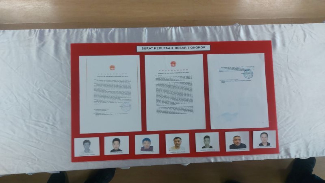 Kepala Divisi Keimigrasian Kanwil Kemenkumham DKI Jakarta Sandi Andaryadi menunjukkan bukti surat pemberitahuan adanya tujuh buronan Kepolisian Republik Rakyat China dari Kedutaan Besar China di Jakarta kepada Direktorat Jenderal Imigrasi pada konferensi pers di Kantor Imigrasi Jakarta Utara, Kelapa Gading, Jakarta Utara, Senin (20/11/2023). ANTARA/Abdu Faisal