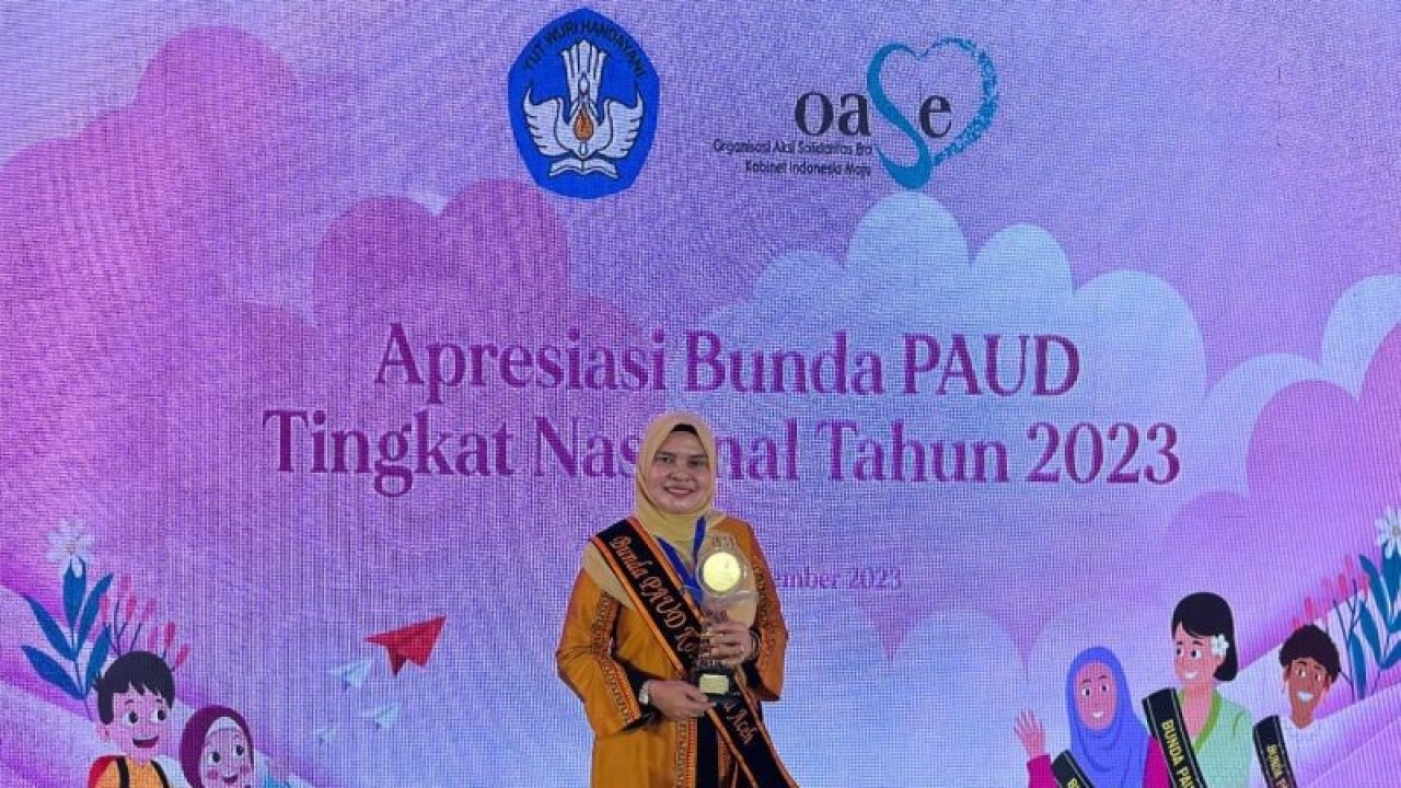 Arsip Foto - Ketua Bunda PAUD Banda Aceh Wardiati menerima penghargaan Wiyata Dharma Utama di Jakarta, Rabu (8/11/2023). (ANTARA/HO-Humas Banda Aceh)