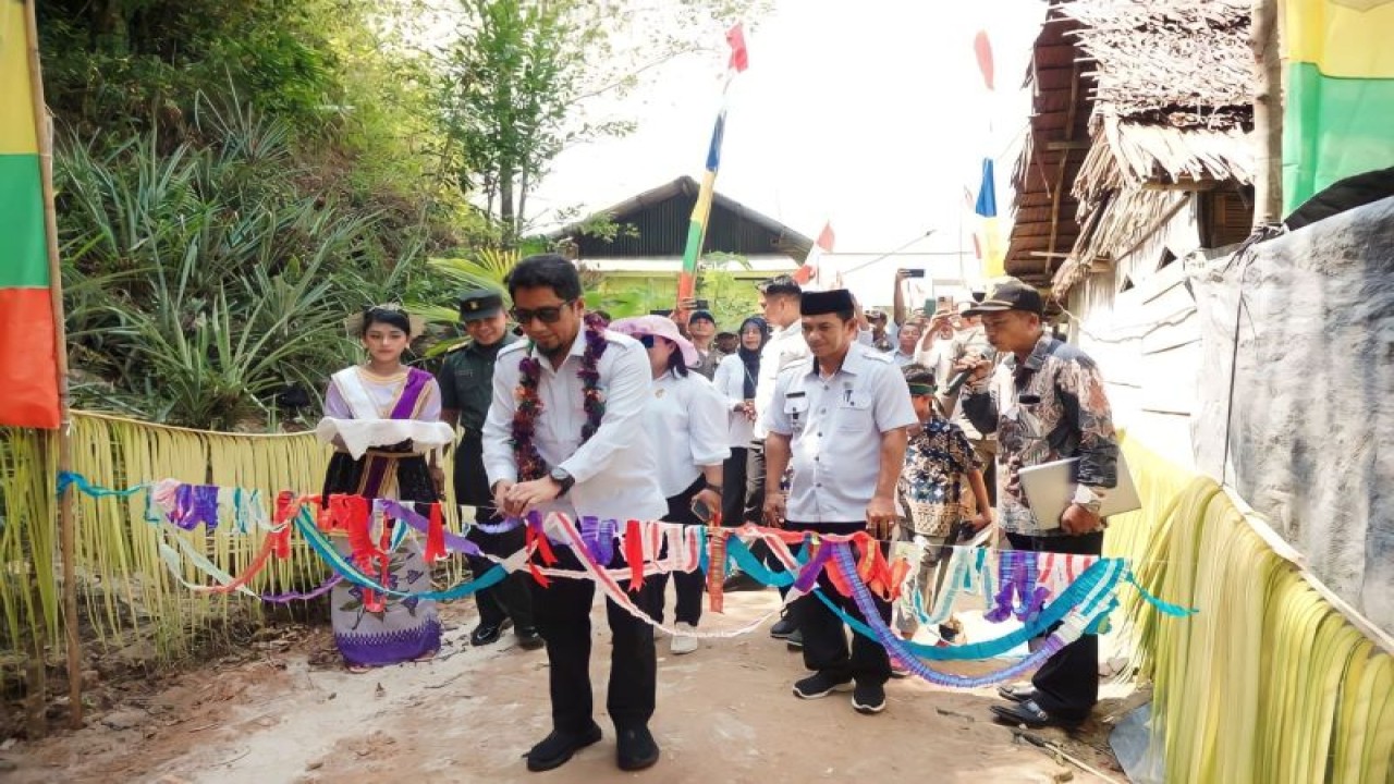Bupati Banggai Kepulauan Ihsan Basir meresmikan objek wisata wahana air di Desa Mamulusan, Kecamatan Liang. (ANTARA/HO-Dinas Kominfo Kabupaten Bangkep)