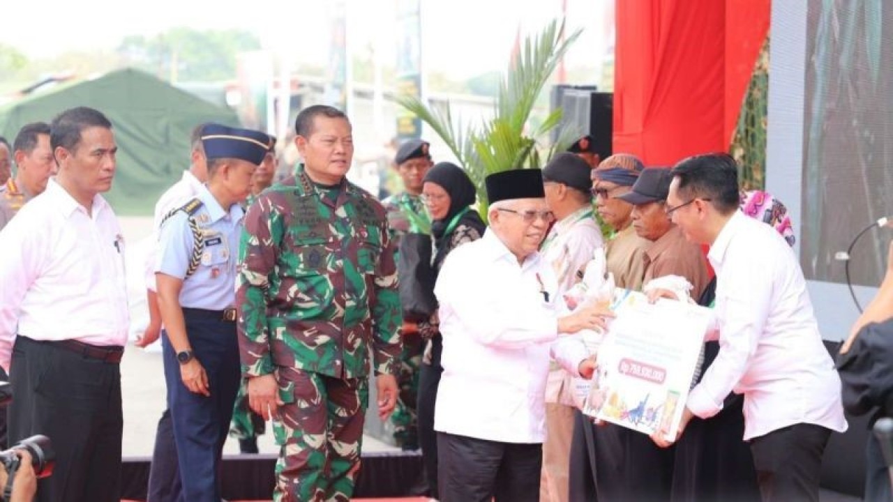 Wakil Presiden RI Ma'ruf Amin menyerahkan bantuan secara simbolis kepada Penjabat Bupati Bekasi Dani Ramdan di sela kegiatan peluncuran Gerakan Nasional Ketahanan Pangan di Taman Pancasila, Desa Wanajaya, Kecamatan Cibitung, Kabupaten Bekasi, Jawa Barat, Rabu. (ANTARA/Pradita Kurniawan Syah).