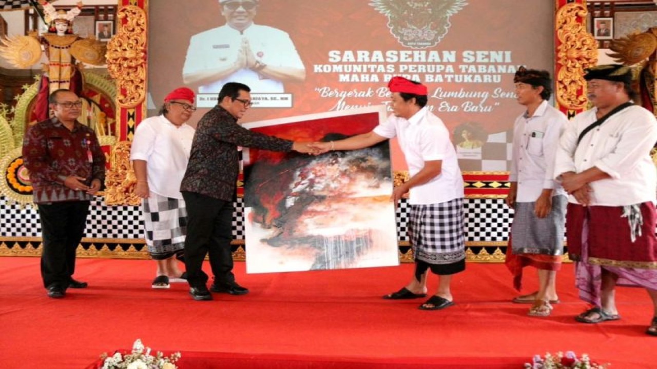 Bupati Tabanan I Komang Gede Sanjaya menerima lukisan dari Komunitas Perupa Tabanan Maharupa Batukaru dalam acara sarasehan dengan para penggiat seni di Gedung Kesenian Ketut Maria Tabanan, Bali, Selasa (14/11/2023). ANTARA/HO-Humas Pemkab Tabanan