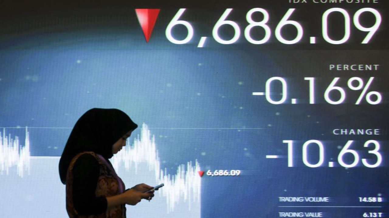 Dokumentasi - Pekerja berjalan di depan layar yang menampilkan pergerakan saham di Bursa Efek Indonesia, Jakarta, Selasa (4/7/2023). ANTARA FOTO/Hafidz Mubarak A/tom.