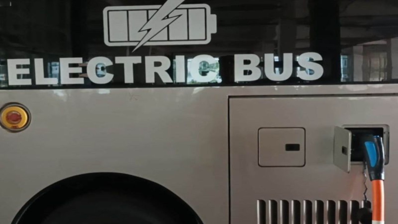 Sebuah armada bus listrik sedang mengisi daya di Terminal Intermoda Joyoboyo Surabaya, Kamis (9/11/2023). (ANTARA/Hanif Nashrullah)