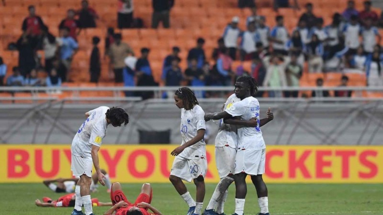 Sejumlah pesepak bola Timnas Prancis meluapkan kegembiraan seusai mengalahkan Timnas Korea Selatan dalam penyisihan Grup E Piala Dunia U-17 di Jakarta International Stadium, Jakarta, Rabu (15/11/2023). Prancis berhasil mengalahkan Korea Selatan dengan skor 1-0. ANTARA FOTO/Sigid Kurniawan/YU