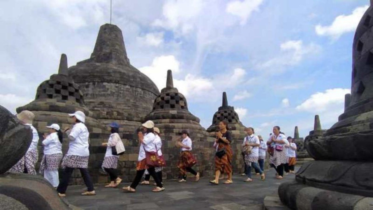 Umat Buddha melakukan pradaksina di puncak Candi Borobodudur, Kabupaten Magelang, Jumat (17/11/2023). ANTARA/Heru Suyitno
