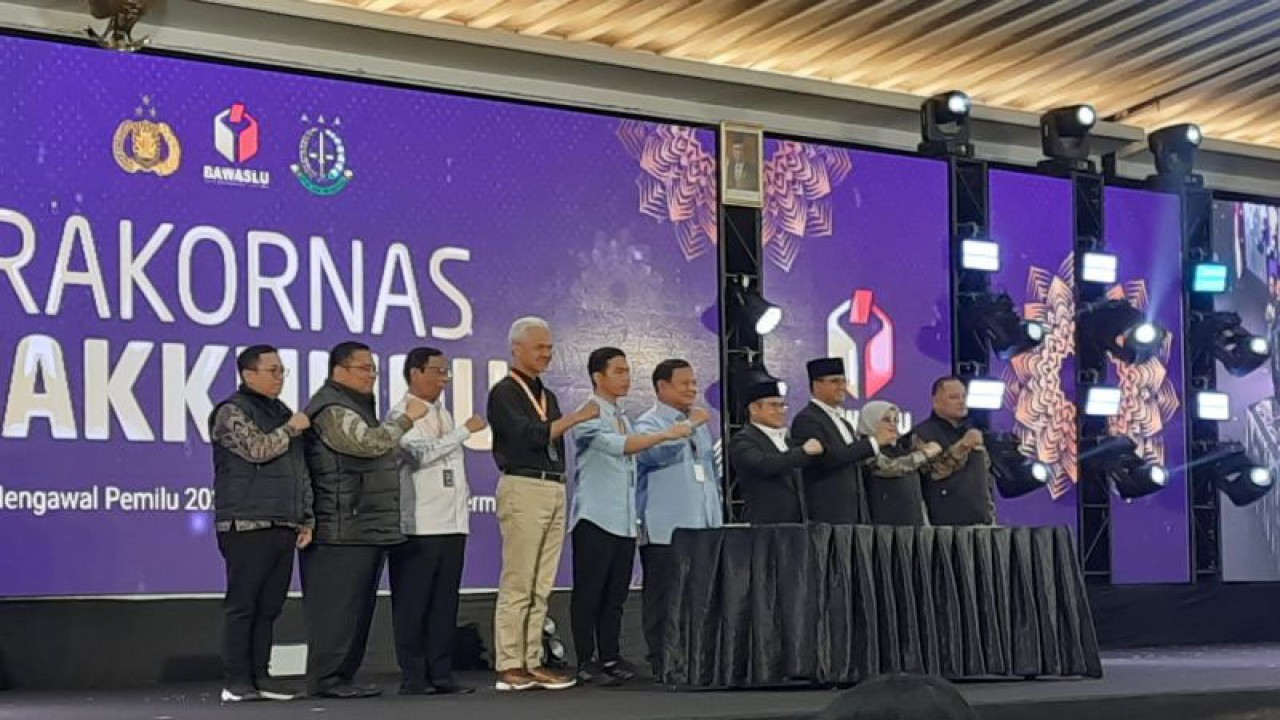 Tiga pasangan calon presiden-waki presiden menandatangani Deklarasi Kampanye Damai, Tertib dan Taat Hukum Peserta Pemilu Tahun 2024 dalam Jakarta, Senin (27/11/2023). (ANTARA/Narda Margaretha Sinambela)