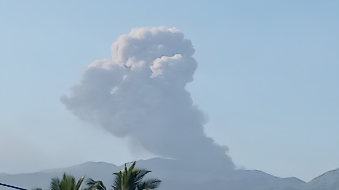 Tangkapan layar CCTV yang memperlihatkan abu vulkanik yang membumbung setinggi lebih kurang 950 meter akibat aktivitas seismik yang terjadi pada Gunung Dukono di Pulau Halmahera, Maluku Utara, Selasa (7/11/2023). (ANTARA/HO-PVMBG)