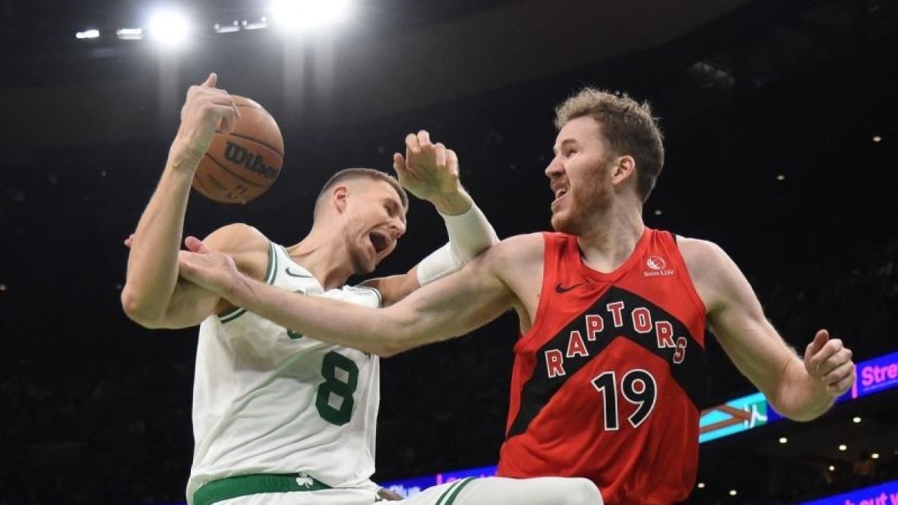 Pebasket Boston Celtics Kristaps Porzingis berupaya melewati pebasket Toronto Raptors Jakob Poeltl dalam laga NBA di TD Garden, Boston, Massachusetts, AS (12/11/2023). Boston Celtics menang dengan skor 117-94. ANTARA FOTO/Bob DeChiara-USA TODAY Sports via Reuters/tom.