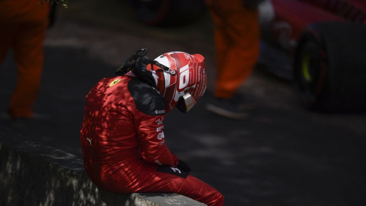 Pembalap Ferrari Charles Leclerc tertunduk usai tersingkir dari balapan utama Grand Prix Sao Paulo, Brasil, di Sirkuit Interlagos - Autodromo Jose Carlos Pace, 5 November 2023. (ANTARA/AFP/DOUGLAS MAGNO)