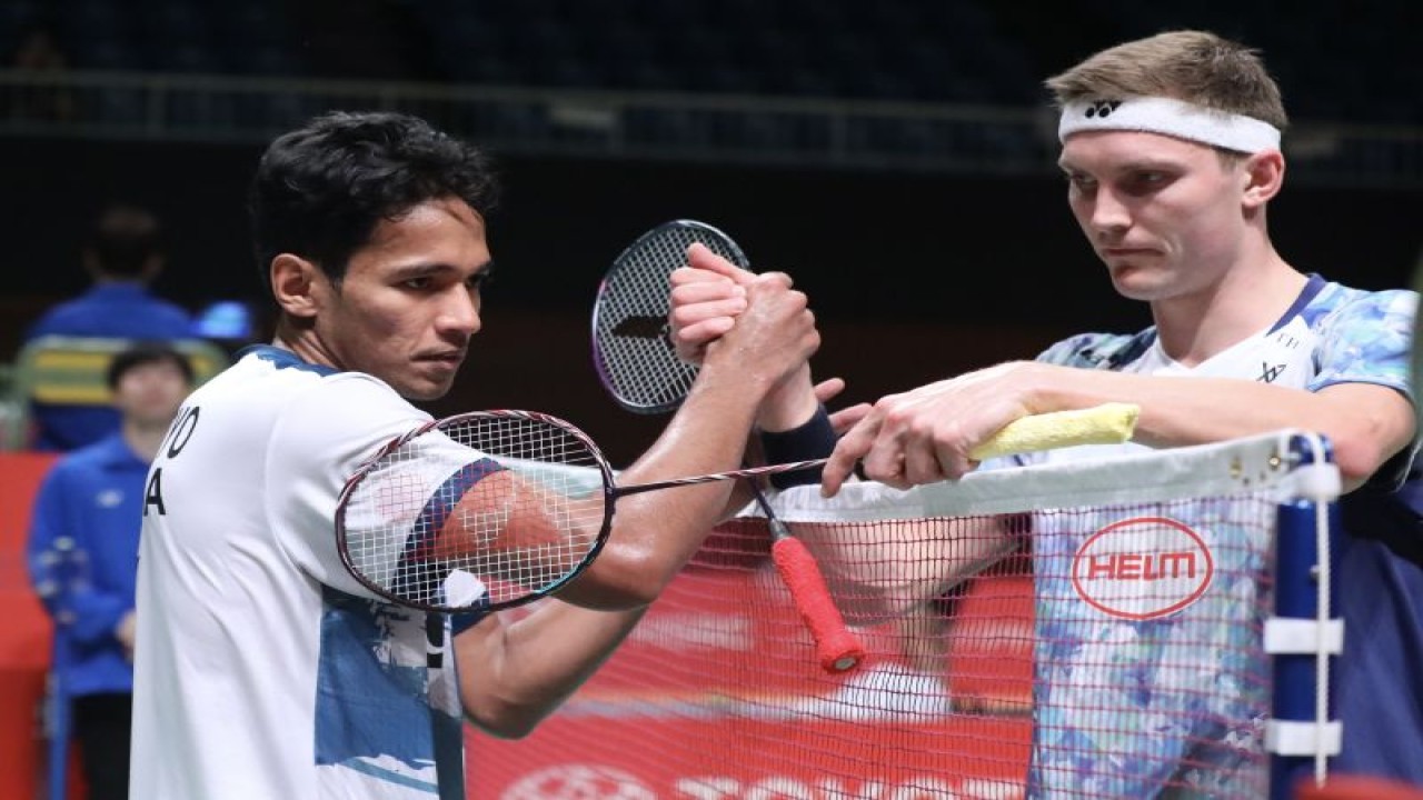 Pebulu tangkis tunggal putra Chico Aura Dwi Wardoyo (kiri) dikalahkan Viktor Axelsen asal Denmark (kanan) dengan dua gim langsung 11-21, 7-21 pada babak 32 besar Kumamoto Masters 2023 di Kumamoto, Jepang, Rabu. (ANTARA/HO-PP PBSI)