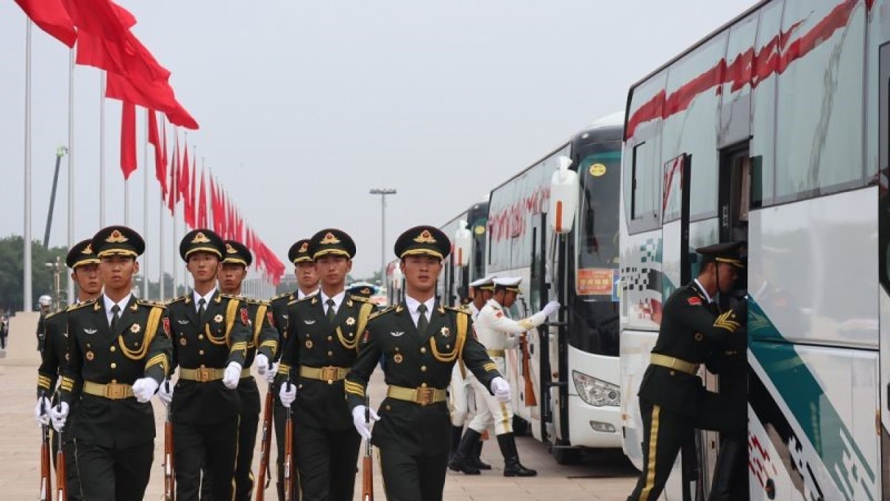 Foto arsip - Pasukan militer hendak meninggalkan kawasan Tiananmen, Beijing, setelah melaksanakan tugas pengamanan pada Kongres Nasional ke-20 Partai Komunis China (CPC) pada Oktober 2022. ANTARA/M. Irfan Ilmie
