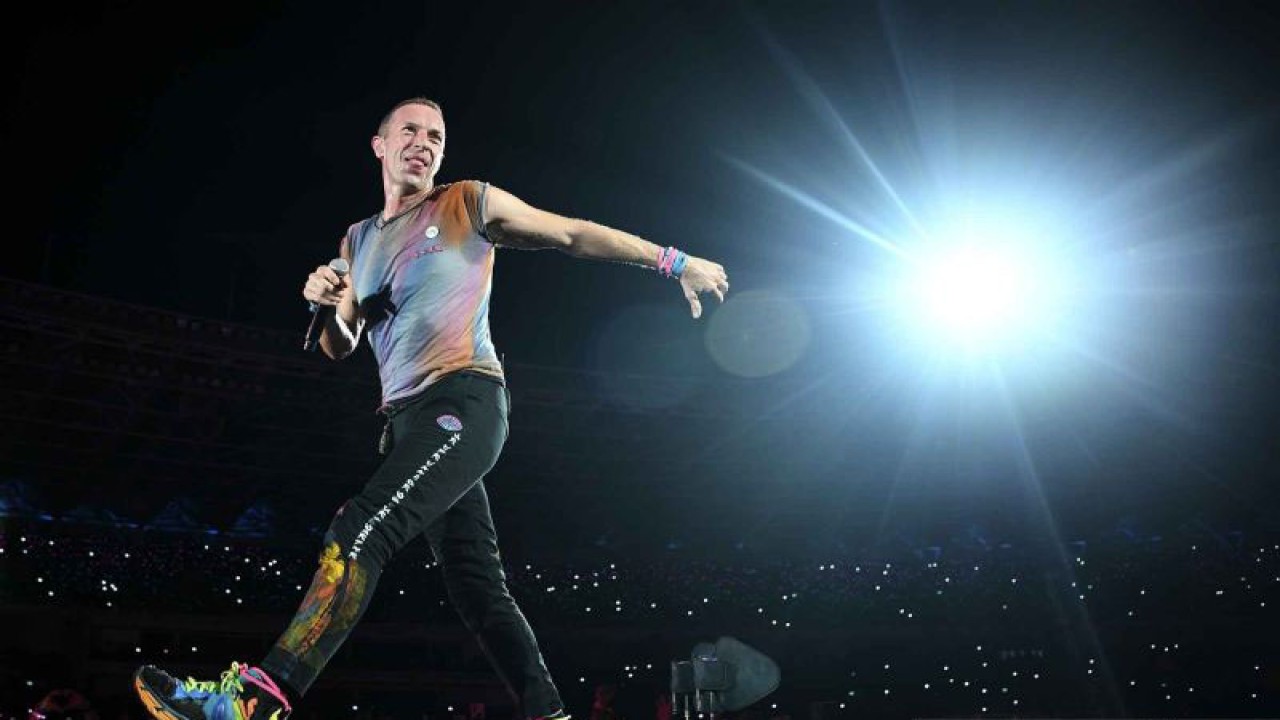 Vokalis grup band Coldplay Chris Martin beraksi saat membawakan hits andalannya dalam konser di Stadion Utama Gelora Bung Karno (SUGBK) Senayan, Jakarta, Rabu (15/11/2023). Konser grup band asal Inggris yang masuk dalam rangkaian tur dunia "Music of the Spheres Tour 2023" di Jakarta itu merupakan penampilan perdana mereka di Indonesia sejak band itu didirikan pada 1997 dengan membawakan sekitar 22 lagunya. (ANTARA FOTO/M Risyal Hidayat/YU)