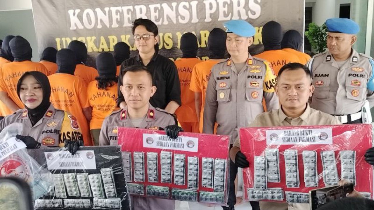 Konferensi pers kasus obat-obatan terlarang di Mapolres, Cibinong, Kabupaten Bogor, Jawa Barat, Senin (20/11/2023). ANTARA/M Fikri Setiawan