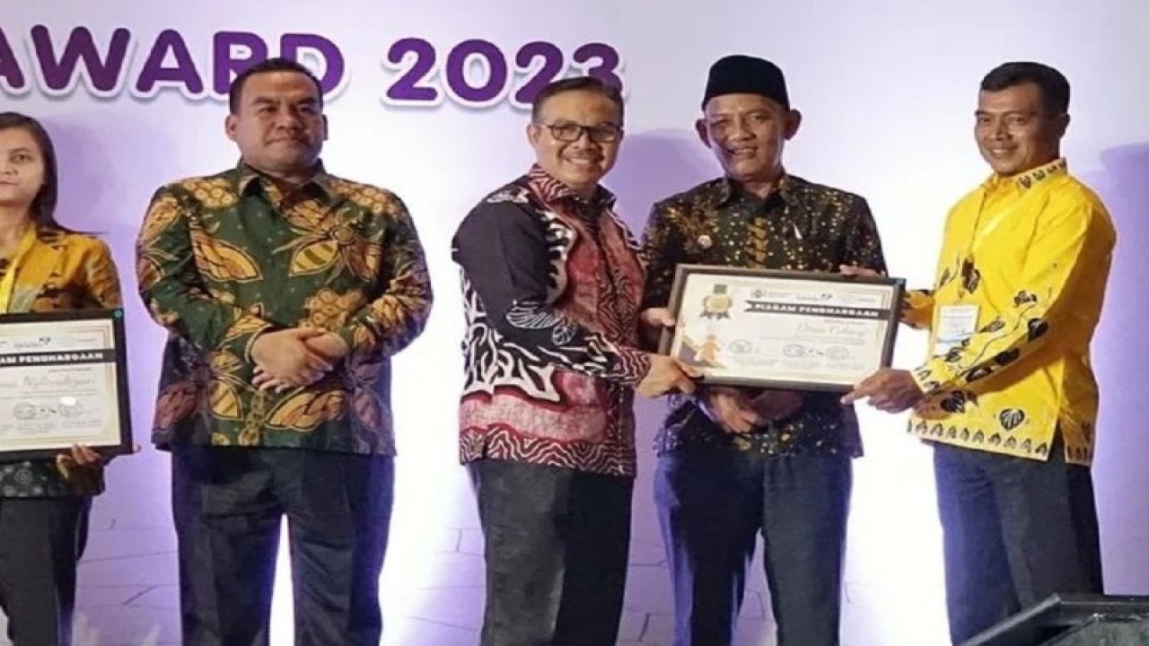 Kepala BKKBN RI Hasto Wardoyo meyerahkan penghargaan Anugerah Desa/Kelurahan Bebas Stunting Award 2023 kepada Pj Bupati Magetan Hergunadi dan Kepala Desa Cileng di Hotel Sahid Raya Convention & Exhibition Center, Yogyakarta pada Senin (13/11/2023). ANTARA/HO-Diskominfo Kab Magetan