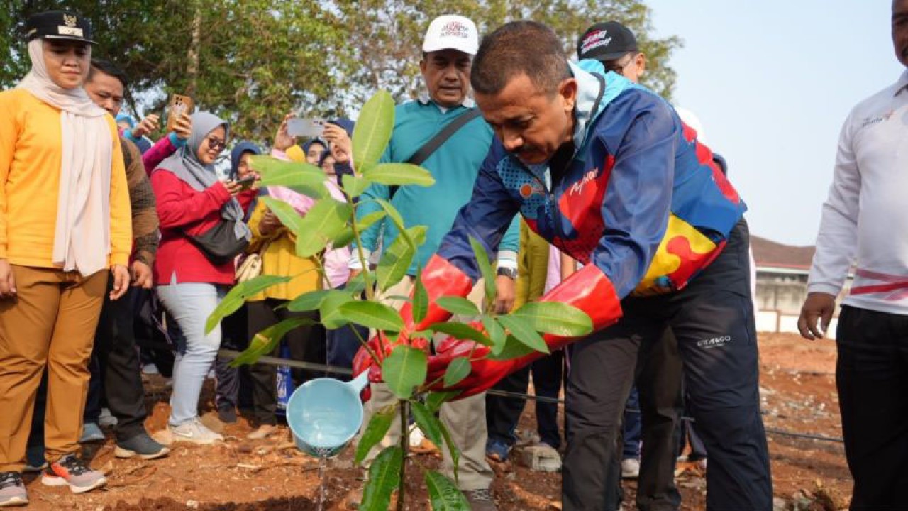 Wali Kota Administrasi Jakarta Timur Muhammad Anwar tengah menanam pohon produktif secara simbolis di lahan samping Ruang Publik Terpadu Ramah Anak (RPTRA) Payung Tunas Teratai, Kelurahan/Kecamatan Cipayung, Jakarta Timur, Jumat (3/11/2023). ANTARA/HO-Kominfotik Jakarta Timur