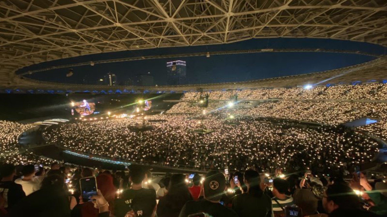 Konser Coldplay di Stadion Utama Gelora Bung Karno (SUGBK), Jakarta, Rabu (15/11/2023). (ANTARA/Pamela Sakina)