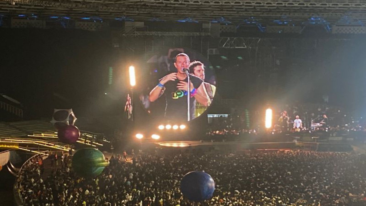 Konser Coldplay di Stadion Utama Gelora Bung Karno (GBK), Jakarta, Rabu (15/11/2023). (ANTARA/Pamela Sakina)