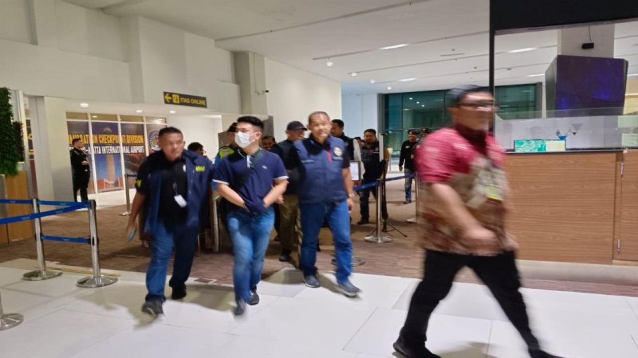 Tersangka kasus penipuan dan penggelapan sewa mobil, Christoper Steffanus Budianto (CSB) yang merugikan artis Jessica Iskandar (Jedar) tiba di Tanah Air melalui Bandara Internasional Soekarno Hatta (Soetta), Tangerang, Banten, Selasa (21/11/2023). ANTARA/Azmi
