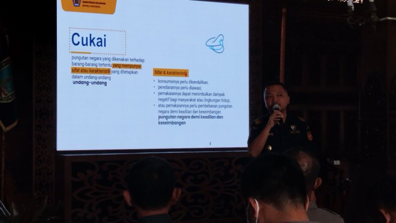 Perwakilan KPPBC Tipe Madya Kudus Budi Santoso  saat menjadi pembicara pada acara sosialisasi ketentuan perundang-undangan di bidang Cukai di Pendopo Kabupaten Kudus, Kamis (9/11/2023).  ANTARA/Akhmad Nazaruddin Lathif