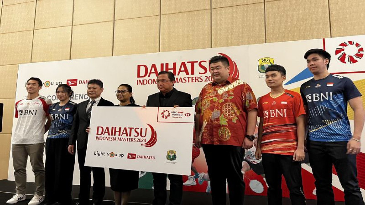 Para pengisi acara berfoto bersama usai jumpa pers Daihatsu Indonesia Masters 2024 di Jakarta Selatan, Senin (27/11/2023). (ANTARA/Arnidhya Nur Zhafira)