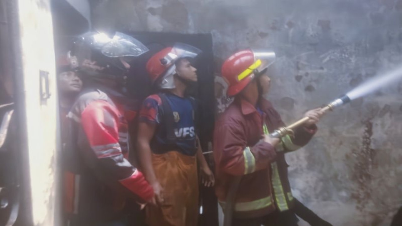 Petugas Pemadam Kebakaran (Damkar) sedang berjibaku memadamkan kebakaran di salah satu ruko yang berada di Pasar Tengah Bandarlampung. Selasa (7/11/2023). (ANTARA/HO-Damkar Bandarlampung)