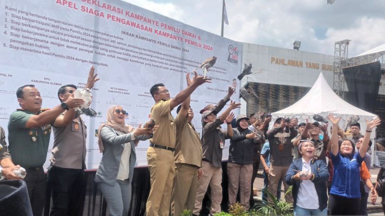 Wakil Bupati Sleman Danang Maharsa bersama Forkopimda Sleman, Bawaslu Sleman, pimpinan parpol, dan peserta Pemilu 2024 melepas burung merpati usai penandatanganan Deklarasi Pemilu 2024 Damai di Monumen Yogya Kembali, Kabupaten Sleman, Yogyakarta, Senin (27/11/2023). (ANTARA/Victorianus Sat Pranyoto)