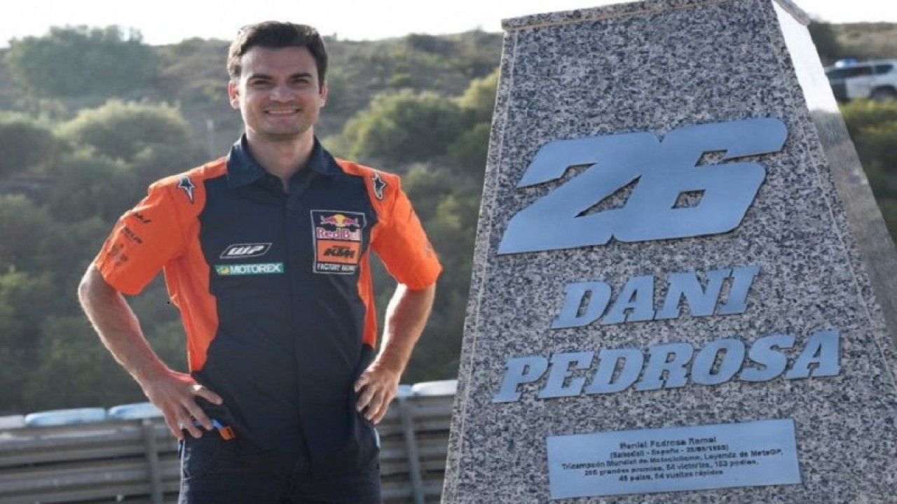 Mantan pebalap MotoGP Dani Pedrosa berdiri di samping tugu Tikungan Pedrosa di Sirkuit Jerez-Angel Nieto, Spanyol, Jumat (3/5) (witter.com/MotoGP)