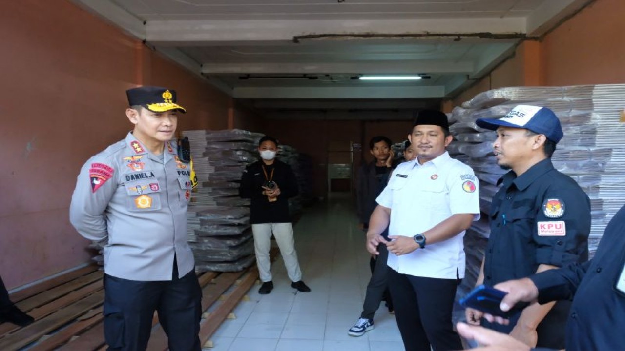 Kapolda Kalimantan Utara Irjen Pol. Daniel Adityajaya (kiri) saat mengecek gudang logistik Pemilu 2024 di gudang KPU Kabupaten Nunukan, Kaltara, Rabu (15/11/2023). (ANTARA/HO-Humas Polda Kaltara)