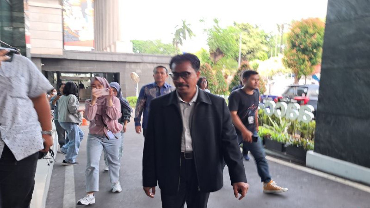 Wakil Ketua MK Daniel Yusmic Pancastaki Foekh berjalan memasuki ruangan sebelum menjalani pemeriksaan di Gedung MK II, Jakarta, Kamis (2/11/2023). (ANTARA/Rivan Awal Lingga)