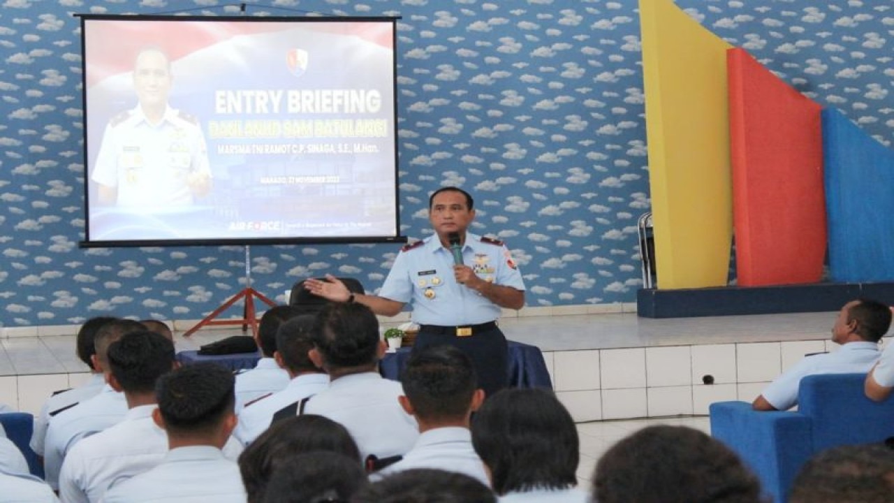 Danlanud Sam Ratulangi Marsma TNI Ramot CP Sinaga saat memberikan entry briefing kepada personel Lanud Sam Ratulangi. ANTARA/HO-Dispen Lanud Samratulangi.