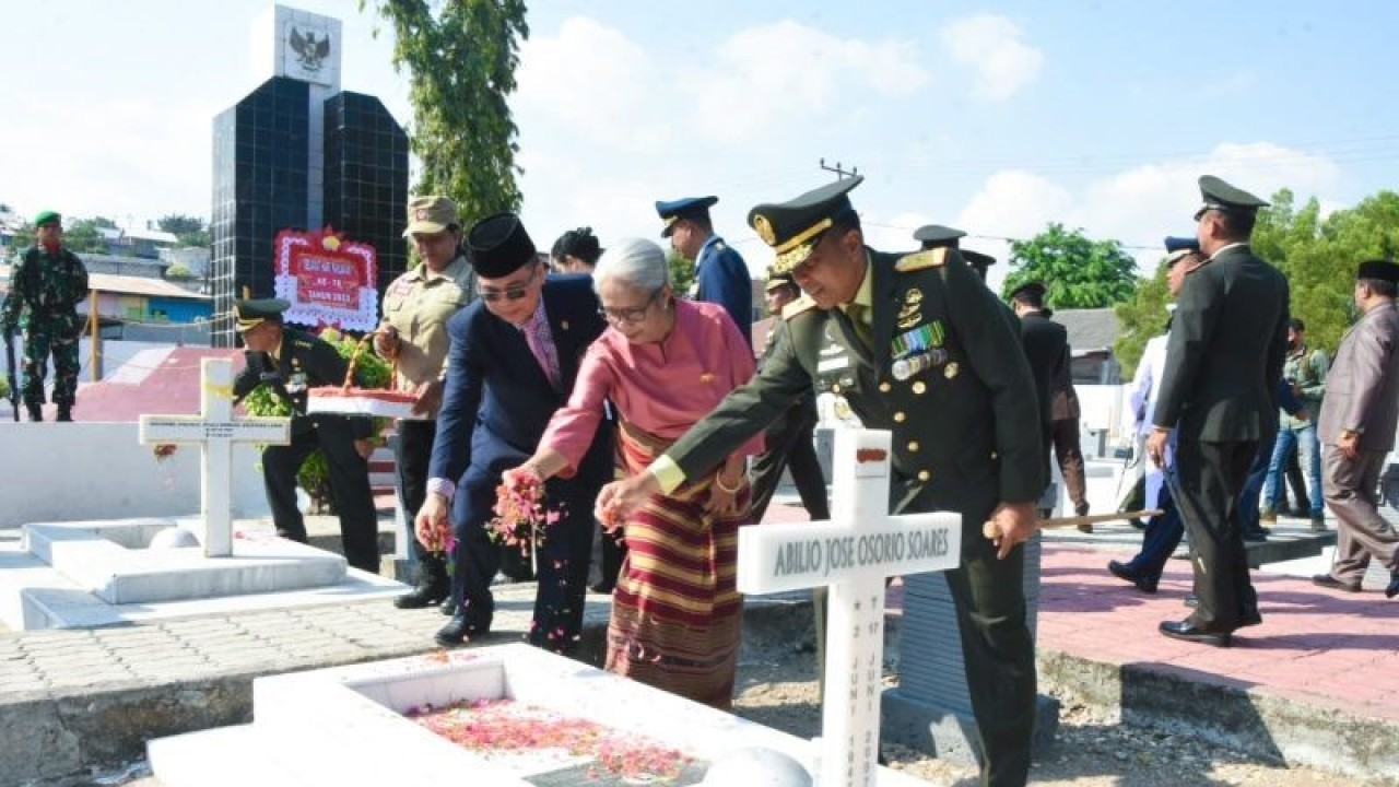 Komandan Korem 161/Wirasakti Brigjen TNI Febriel Buyung Sikumbang (kanan) dan Ketua DPRD NTT Emilia Nomleni menaburkan bunga ke makam salah seorang pahlawan di TMP Dharma Loka Kupang, Jumat (10/11). ANTARA/Kornelis Kaha