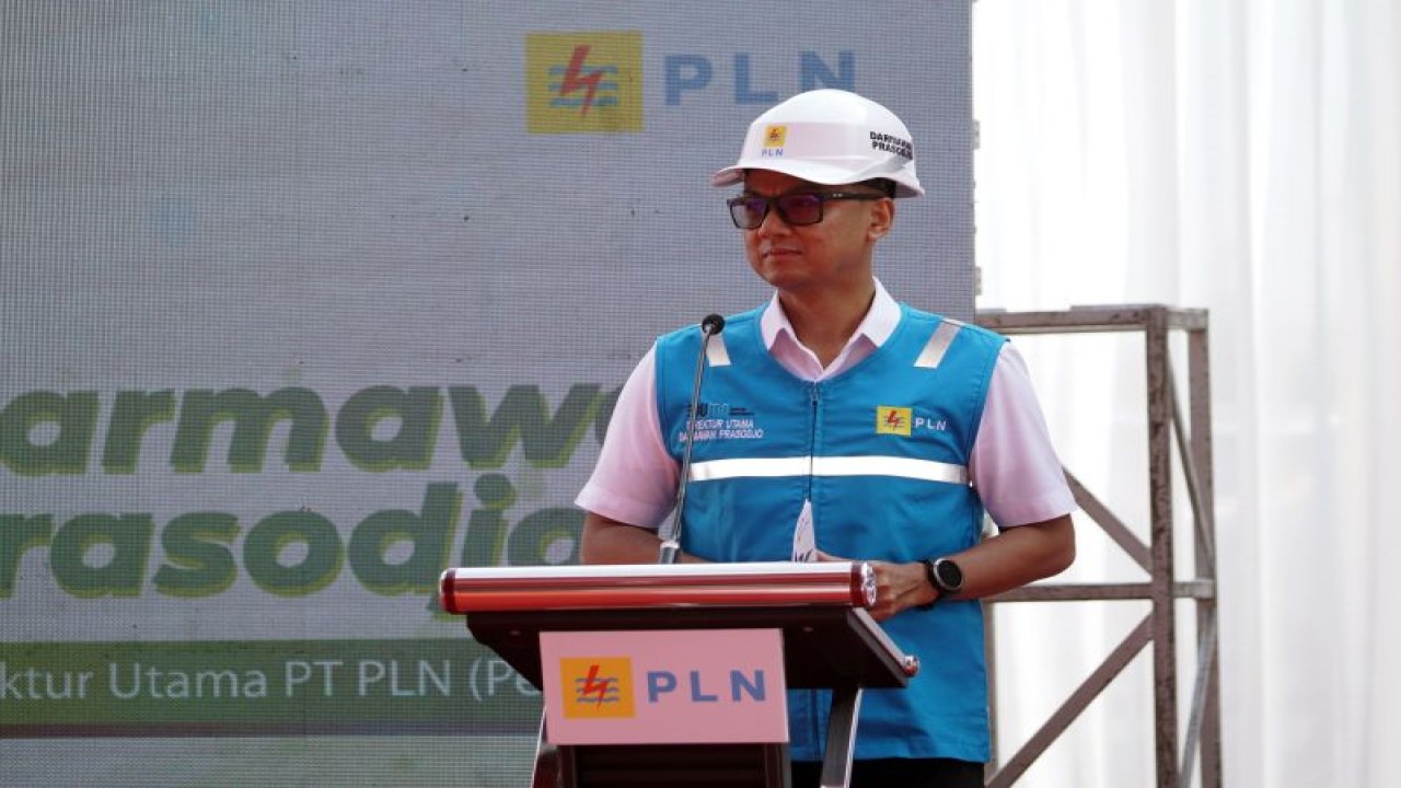 Direktur Utama PLN Darmawan Prasodjo menyampaikan sambutan saat peresmian 21 unit "green hydrogen plant" (GHP) tersebar di seluruh Indonesia di Jakarta, Senin (20/11/2023). ANTARA/HO-PLN