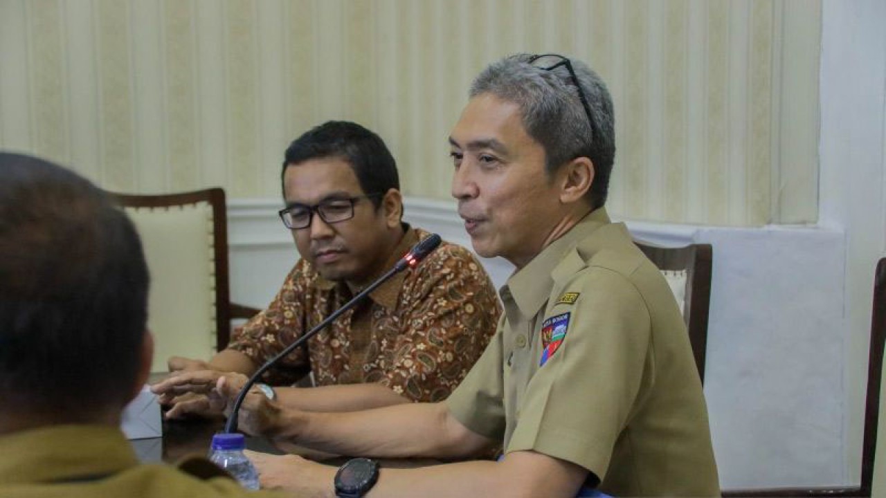 Wakil Wali Kota Bogor, Jawa Barat Dedie (tengah) Abdul Rachim saat menerima kunjungan dari tim Kolaborasi Inovasi Bisnis (KIB) di Balai Kota Bogor, Senin (6/11/2023). (ANTARA/HO/Pemkot Bogor)