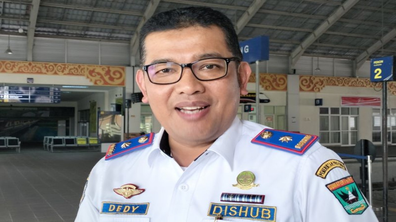 Kepala Dinas Perhubungan Provinsi Sumbar Dedi Diantolani saat diwawancarai di Padang, Selasa, (21/11/2023). ANTARA/Muhammad Zulfikar.