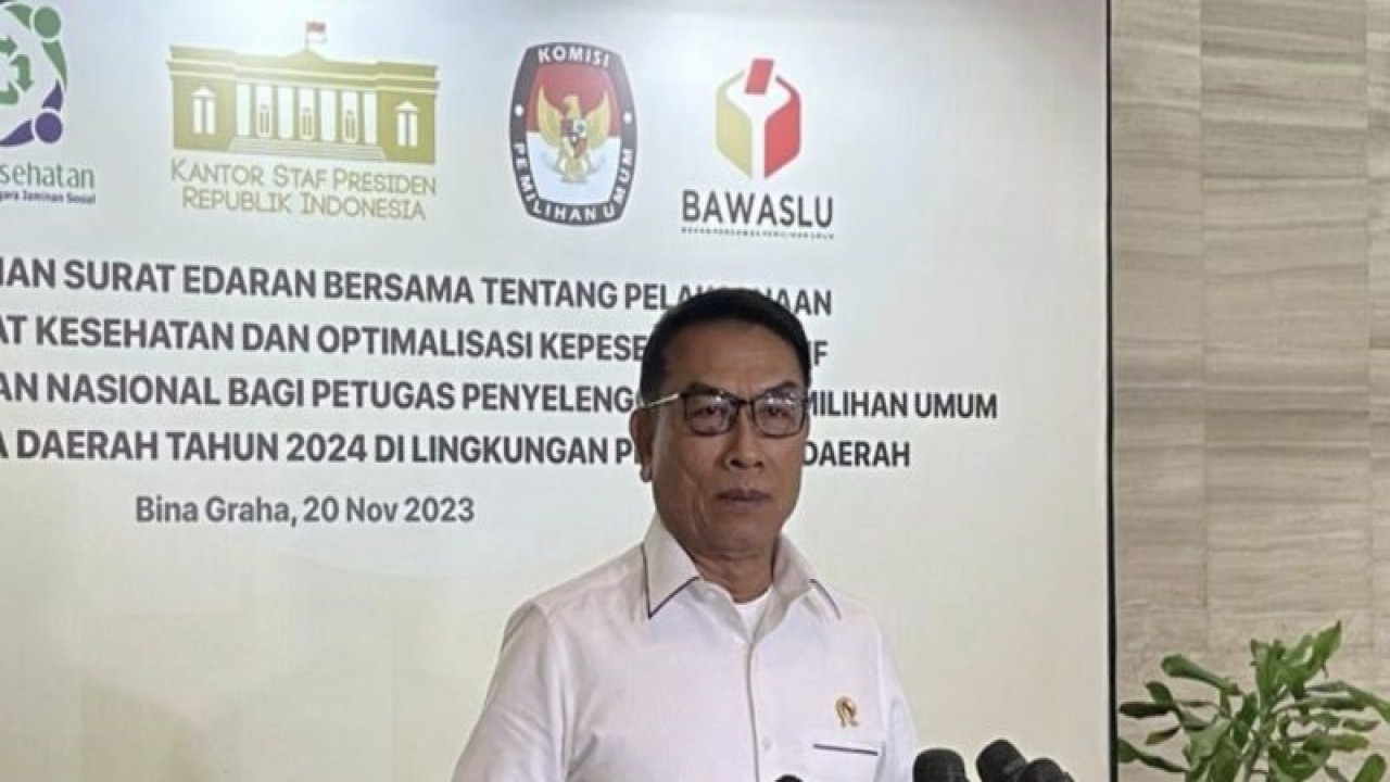 Kepala Staf Kepresidenan RI Moeldoko saat menyampaikan keterangan kepada wartawan usai menghadiri agenda penandatanganan surat edaran bersama tentang pelayanan skrining kesehatan dan optimalisasi Jaminan Kesehatan Nasional (JKN) di Istana Kepresidenan Jakarta, Senin (20/11/2023). (ANTARA/Yashinta Difa)