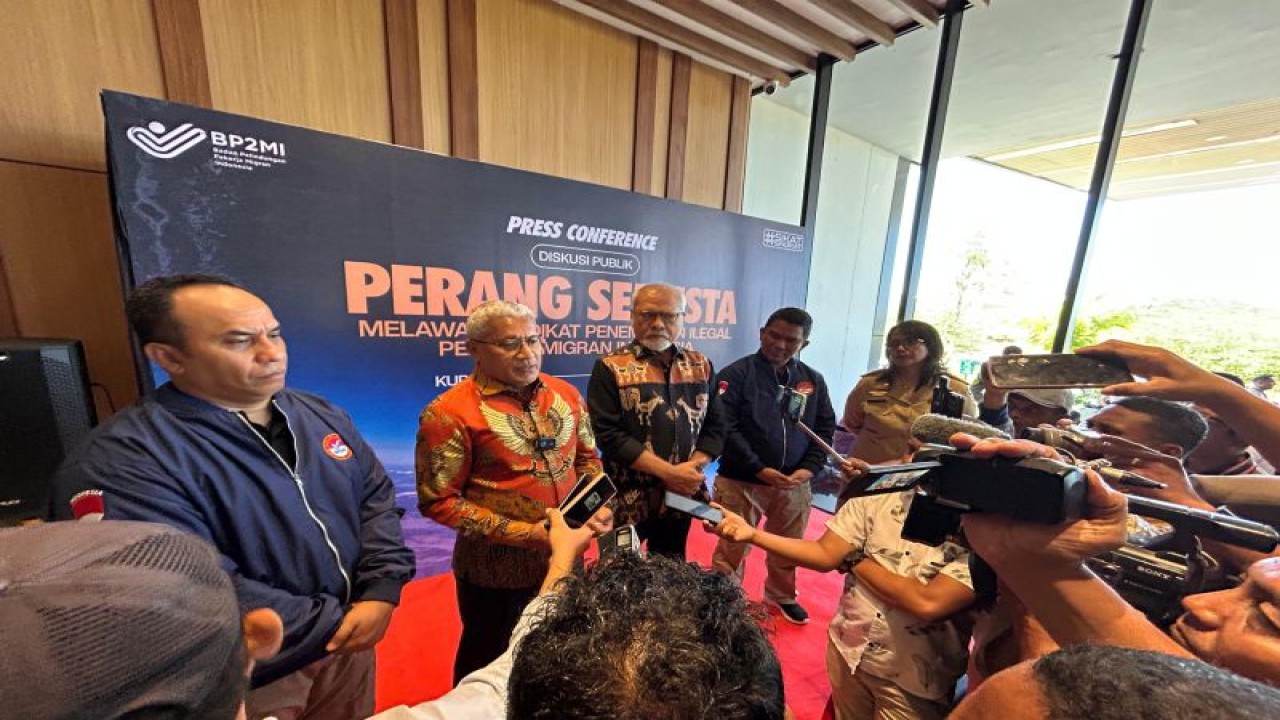 Komandan Densus 88 Anti Teror Polri Irjen Pol. Marthinus Hukom saat memberikan keterangan di Kota Kupang, NTT, Rabu (22/11/2023). (ANTARA/HO-BP2MI)