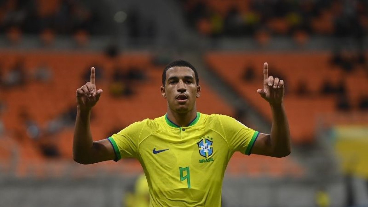 Ekspresi pesepak bola Timnas Brazil Elias Kaua usia memasukan bola ke gawang Timnas Kaledonia Baru dalam laga penyisihan Grup C Piala Dunia U-17 di Jakarta International Stadium, Jakarta, Selasa (14/11/2023). Brazil menang telak 9-0 lawan Kaledonia Baru. ANTARA FOTO/Akbar Nugroho Gumay/aww.