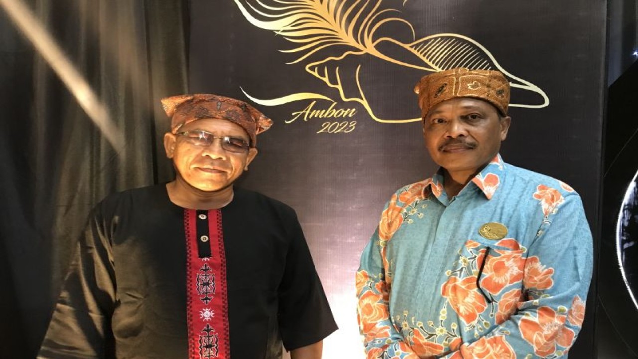 Kepala Dinas Pariwisata Bursel, Adam Malik dan Kepala Desa Namrinat, Domuningus Solissa, di malam API 2023, Ambon, Rabu malam. (ANTARA/Winda Herman)