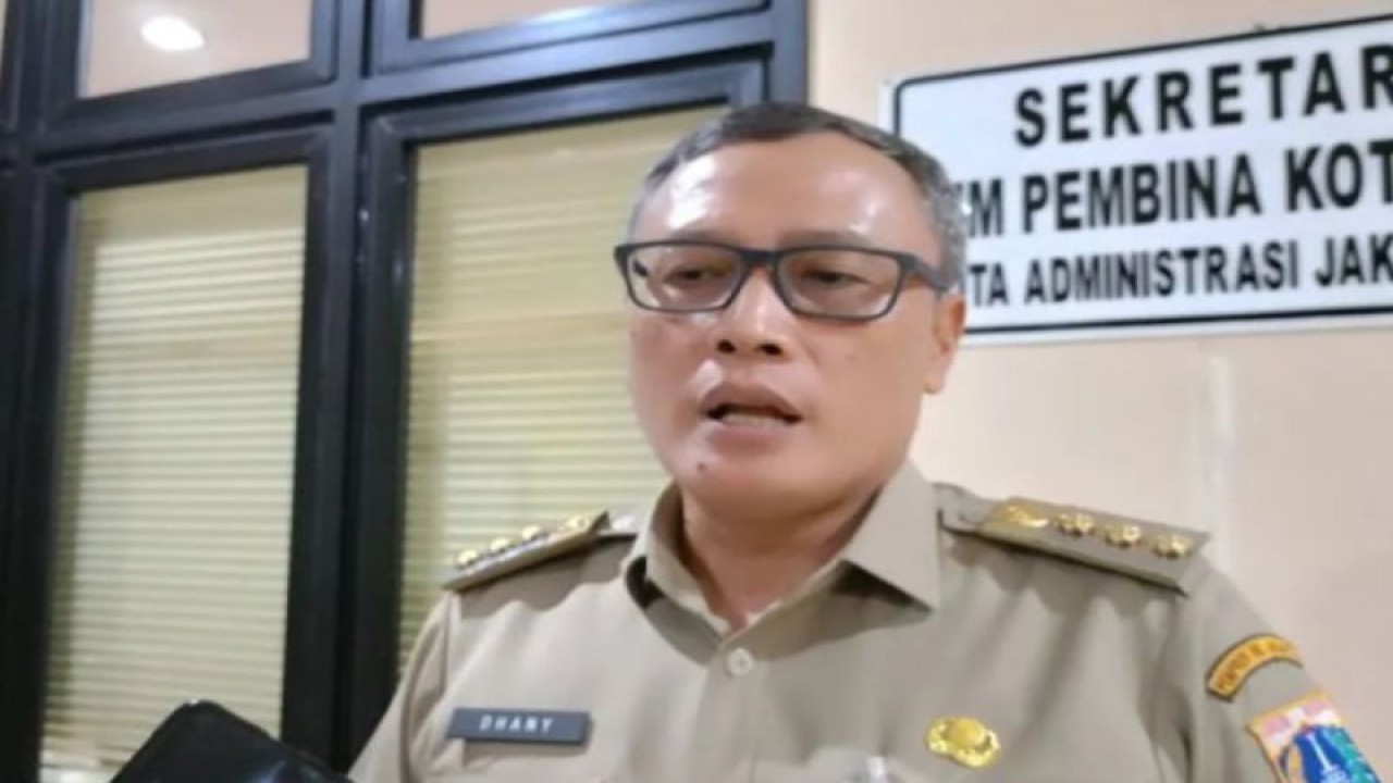 Wali Kota Administrasi Jakarta Pusat Dhany Sukma usai pelatihan pembuatan sabun natural "eco enzyme" oleh Darma Wanita Persatuan Kota Administrasi Jakarta Pusat, di Kantor Wali Kota Administrasi Jakarta Pusat, Senin (6/11/2023). (ANTARA/Siti Nurhaliza)