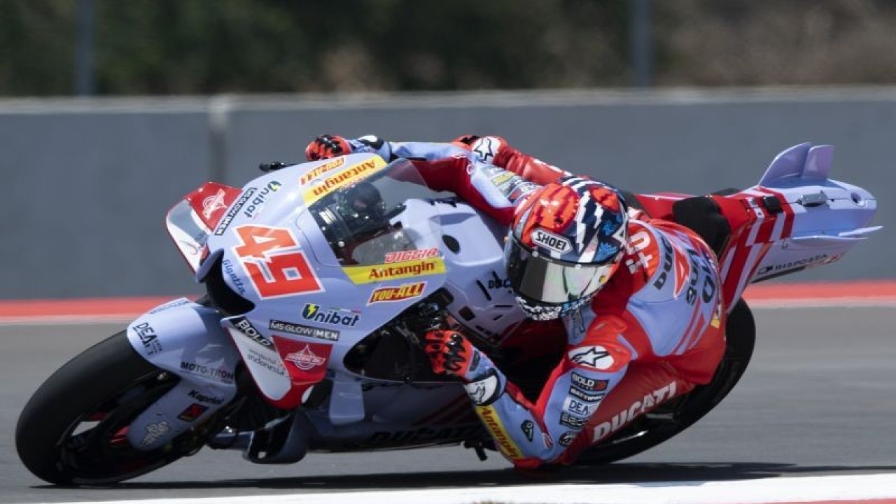 Arsip foto - Pembalap Gresini Racing Fabio di Giannantonio memacu kecepatan pada sesi latihan bebas 1 MotoGP di Pertamina Mandalika International Street Circuit, Lombok Tengah, NTB, Jumat (13/10/2023). . ANTARA FOTO/Wahyu Putro A/Spt.