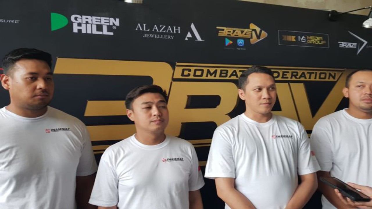 Ketua INAMMAF Dimaz Raditya Nazar Soesatyo (dua dari kanan) saat menghadiri ajang Combat Federation Brave 76 di Balai Sarbini, Jakarta, Sabtu (25/11/2023). (ANTARA/HO-INAMMAF)