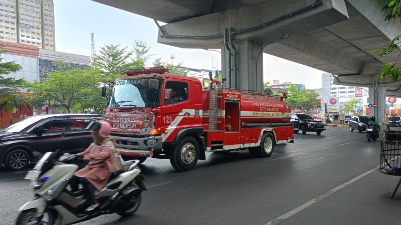 Ilustrasi mobil Damkar Makassar yang juga difungsikan untuk mendistribusikan air bersih untuk wargabKota Makassar yang krisis air bersih. Antara/ Suriani Mappong