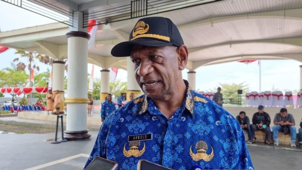 Direktur RSUD Provinsi Papua Barat dr Arnoldus Tiniap saat diwawancara awak media di Manokwari, Selasa. (ANTARA/Fransiskus Salu Weking)