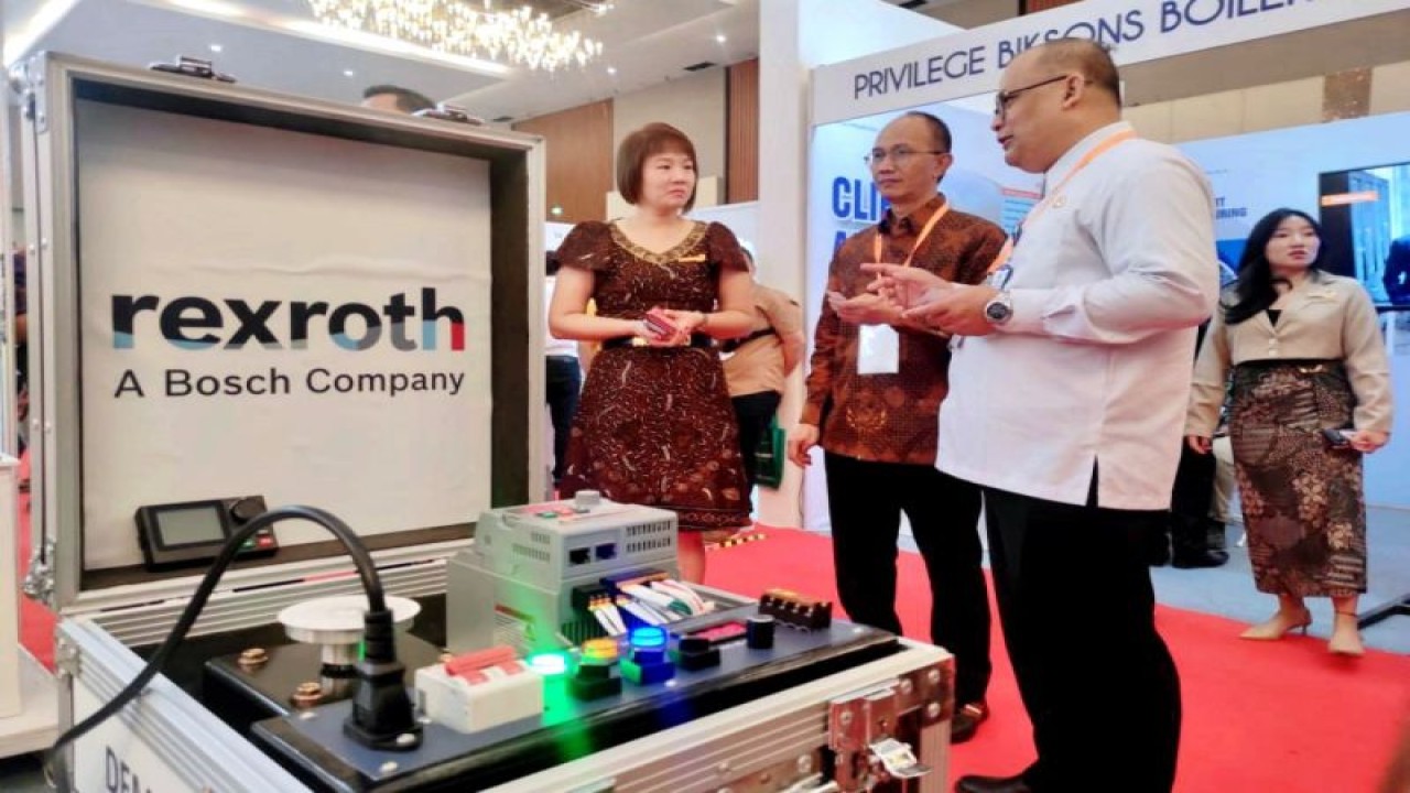 Sekretaris Dinas perkebunan Jatim Ujang Rachmad (kanan) bersama Ketua Umum Kamar Dagang dan Industri (Kadin) Jawa Timur Adik Dwi Putranto (tengah) dan Direktur utama PT Fireworks Indonesia Susan Tricia (kiri) saat meninjau gelaran "Pameran Teknologi Industri Gula Internasional Sugarex Indonesia" di Surabaya, beberapa waktu lalu. ANTARA/HO-Kadin Jatim.
