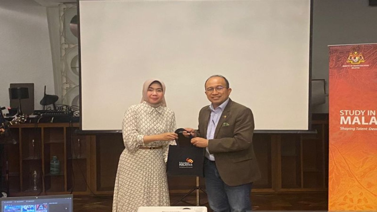 Kepala Dinas Pendidikan Provinsi Kalimantan Barat Rita Hastarita menerima bingkisan saat menjadi salah satu narasumber utama dalam Forum Pendidikan Perguruan Tinggi Malaysia yang diselenggarakan oleh Education Malaysia Global Services (EMGS), belum lama ini. (HO/ANTARA/Humas Kadisdik Kalbar)