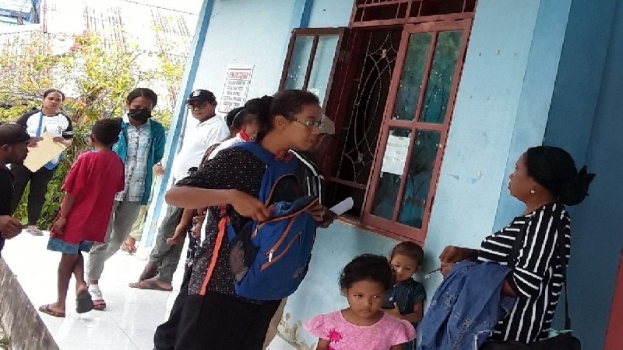 Layanan khusus bagi penyandang disabilitas mengurus dokumen kependudukan di Dinas Kependudukan dan Pencatatan Sipil Kabupaten Biak Numfor, Papua.ANTARA/Muhsidin